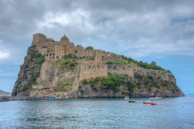 İtalyan adası Ischia açıklarında Castello Aragonese..