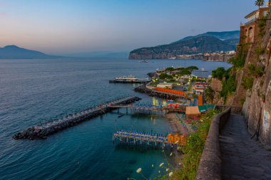 Leonelli 'nin Sorrento, İtalya' daki plajının gece hava görüntüsü..