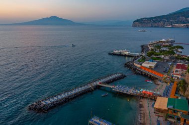 Leonelli 'nin Sorrento, İtalya' daki plajının gece hava görüntüsü..