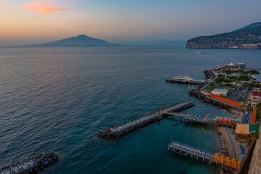 Leonelli 'nin Sorrento, İtalya' daki plajının gece hava görüntüsü..