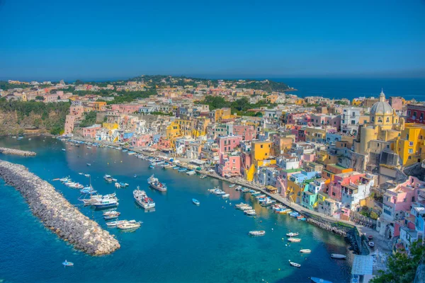 İtalyan adası Procida 'daki Marina di Corricella' nın hava manzarası.