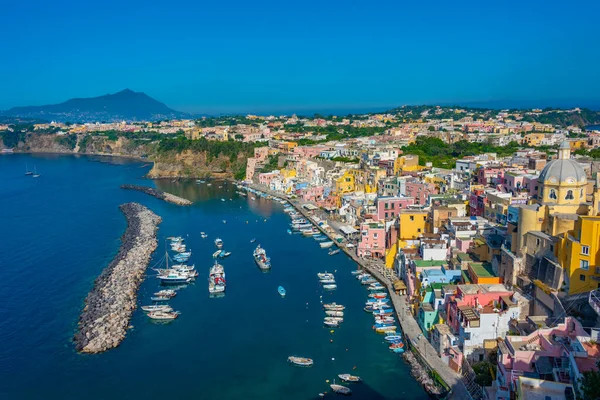 İtalyan adası Procida 'daki Marina di Corricella' nın hava manzarası.