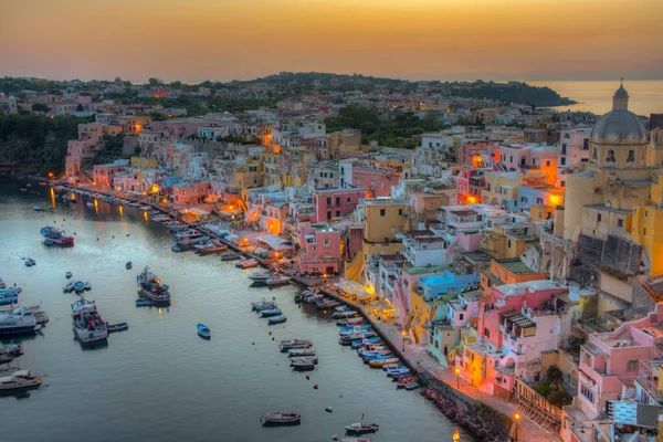 İtalyan adasında Marina di Corricella 'nın günbatımı manzarası.