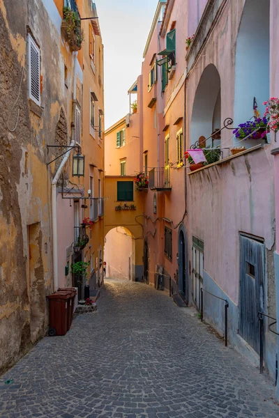 イタリアの島でカラフルな通りの眺め Procida — ストック写真