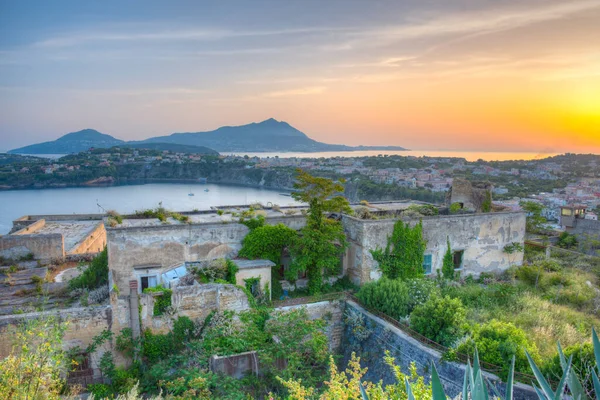 İtalyan Adası Procida 'daki Palazzo d' Avalos.