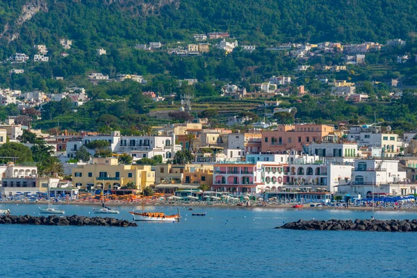 イタリア イスキア島のポルト ディッシア町の海辺の景色 — ストック写真