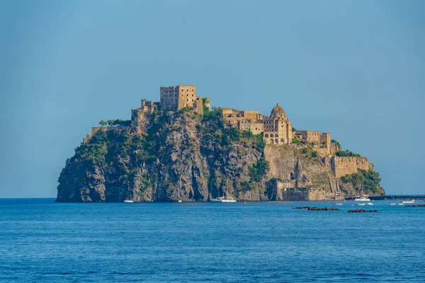 Кастелло Арагонес Біля Узбережжя Італійського Острова Ічія — стокове фото