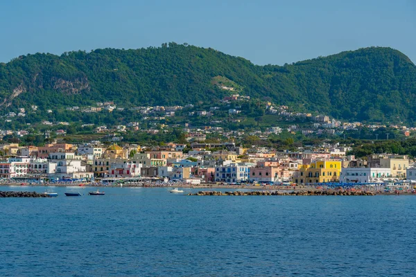 意大利Ischia岛的Porto Ischia镇海滨景观 — 图库照片