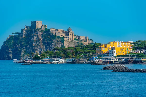 イタリアの島イスキアのホテルの後ろにあるCastello Aragonese — ストック写真