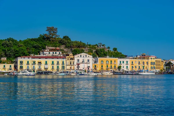 Ischia Adası, İtalya 'daki Porto d' Ischia kasabasında demirleyen balıkçı tekneleri..