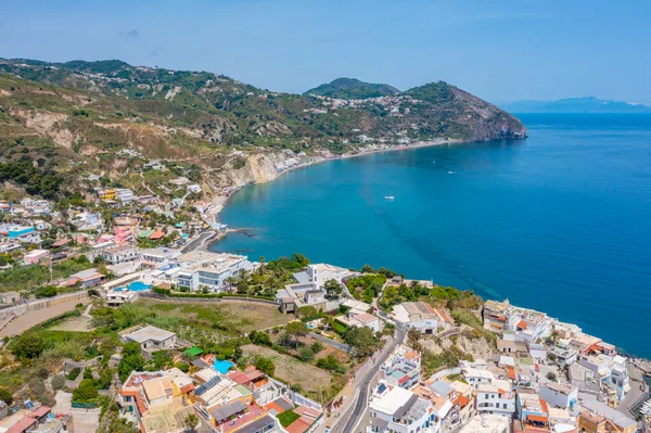 Spiaggia dei Maronti 'nin İtalya' daki Ischia adasındaki deniz manzarası.