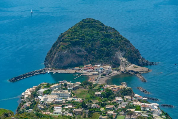 İtalya 'nın Ischia adasındaki Sant' Angelo kasabasının panoraması.