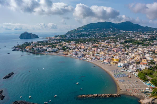 Talya Nın Ischia Adasındaki San Pietro Sahili Manzaralı — Stok fotoğraf