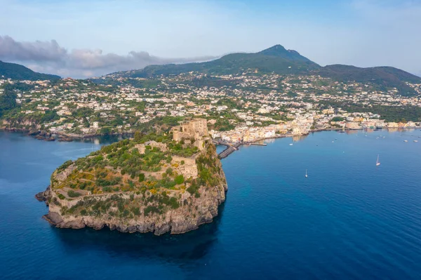 Castello Aragonese Wybrzeży Włoskiej Wyspy Ischia — Zdjęcie stockowe