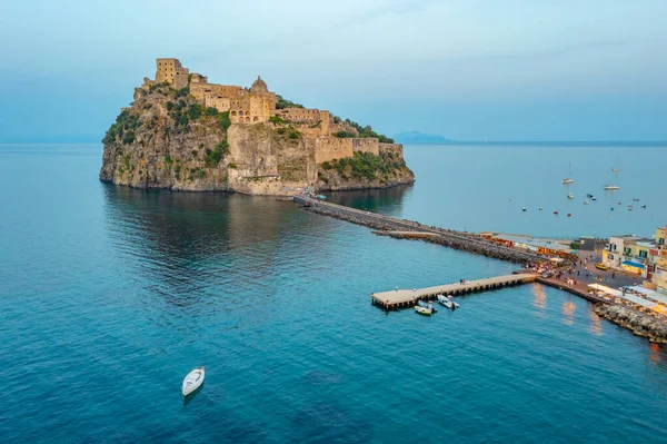 Вид Кастелло Арагонезе Біля Берегів Італійського Острова Ічія — стокове фото
