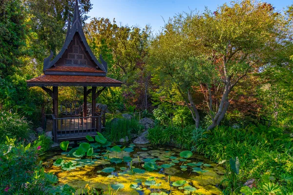 İtalya, Ischia 'daki Giardini la Mortella bahçesinde Tayland salonu..