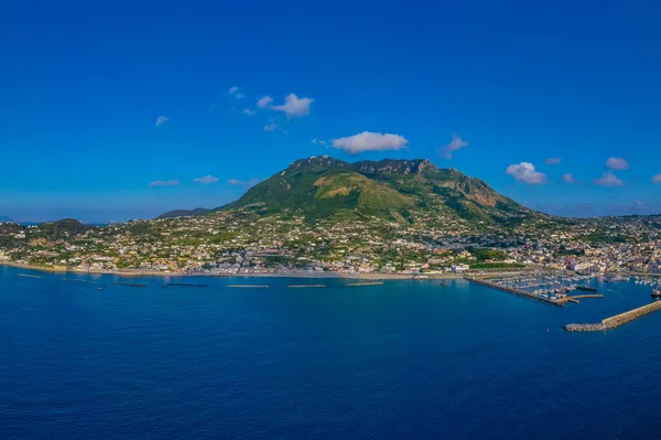 モンテ エポメオ イシア島のイタリアの都市フォリオの上 — ストック写真