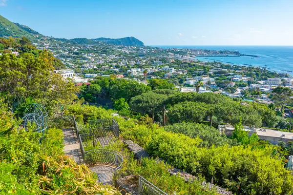 İtalyan şehri manzarası Ischia Adası 'ndaki Forio.