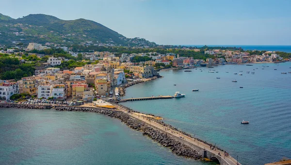 Pohled Moře Město Porto Ischia Aragonského Hradu Ostrově Ischia Itálie — Stock fotografie