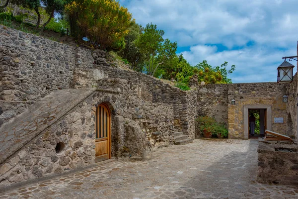 Εσωτερικές Δομές Του Castello Aragonese Στο Ιταλικό Νησί Ischia — Φωτογραφία Αρχείου