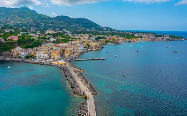 İtalya 'nın Ischia adasındaki Aragonese şatosundan Porto d' Ischia kasabasının deniz manzarası.