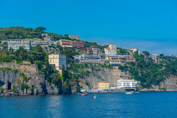 İtalya 'nın Sorrento kentinin deniz manzarası.