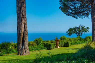 İtalyan kasabası Ravello 'daki Villa Cimbrone' daki bahçeler..
