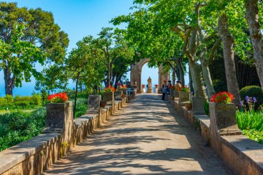 İtalyan kasabası Ravello 'daki Villa Cimbrone' daki bahçeler..