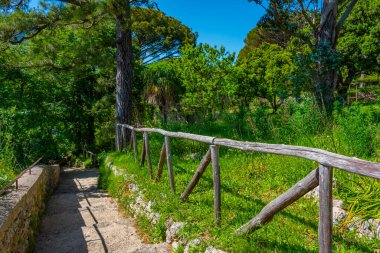 İtalyan kasabası Ravello 'daki Villa Cimbrone' daki bahçeler..