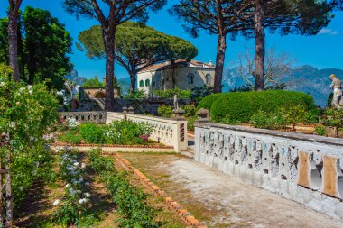 İtalyan kasabası Ravello 'daki Villa Cimbrone' daki bahçeler..