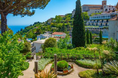 İtalyan kasabası Ravello 'daki Villa Rufolo' daki bahçeler..