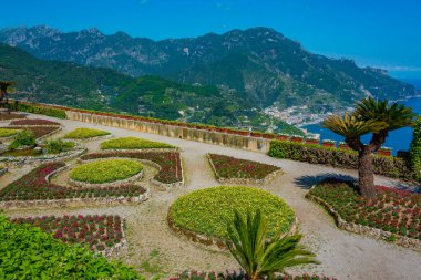 İtalya, Ravello 'daki Villa Rufolo' da renkli, simetrik bir bahçe..
