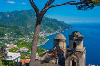 İtalya, Ravello 'daki Villa Rufolo' dan Salerno Körfezi manzarası.