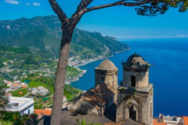 İtalya, Ravello 'daki Villa Rufolo' dan Salerno Körfezi manzarası.
