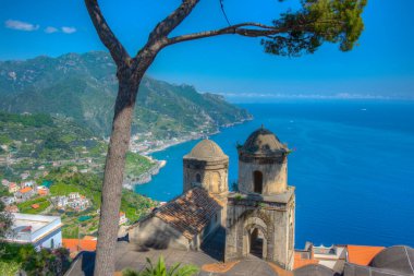 İtalya, Ravello 'daki Villa Rufolo' dan Salerno Körfezi manzarası.