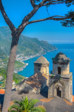 İtalya, Ravello 'daki Villa Rufolo' dan Salerno Körfezi manzarası.