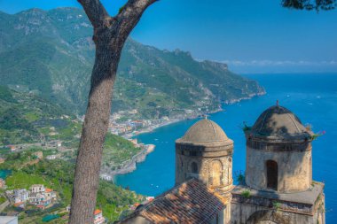 İtalya, Ravello 'daki Villa Rufolo' dan Salerno Körfezi manzarası.