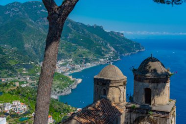 İtalya, Ravello 'daki Villa Rufolo' dan Salerno Körfezi manzarası.