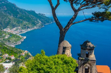 İtalya, Ravello 'daki Villa Rufolo' dan Salerno Körfezi manzarası.