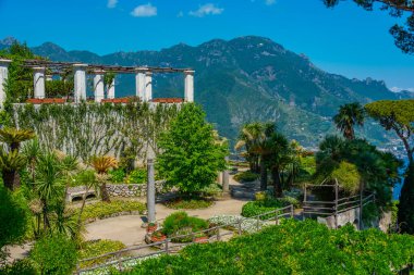 İtalyan kasabası Ravello 'daki Villa Rufolo' daki bahçeler..