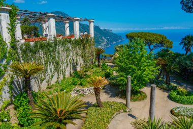 İtalyan kasabası Ravello 'daki Villa Rufolo' daki bahçeler..