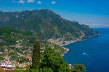 İtalya, Ravello 'daki Villa Rufolo' dan Salerno Körfezi manzarası.