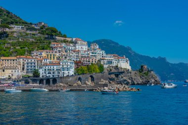 İtalya 'daki Amalfi kasabasının Panorama manzarası.