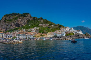 İtalya 'daki Amalfi kasabasının Panorama manzarası.