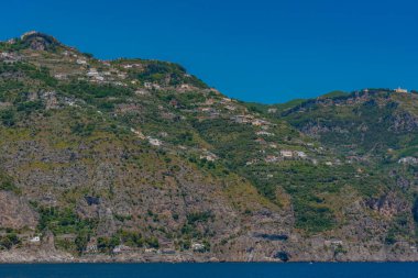 İtalya 'daki Costiera Amalfitana sahili panorama manzarası.
