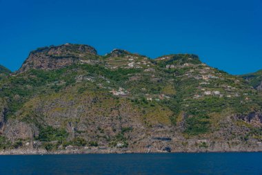 İtalya 'daki Costiera Amalfitana sahili panorama manzarası.