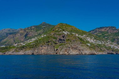 İtalya 'daki Costiera Amalfitana sahili panorama manzarası.