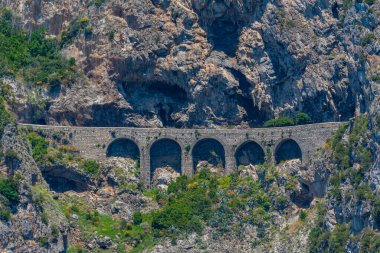 İtalya 'nın Costiera Amalfitana sahilindeki kayaya oyulmuş yol..