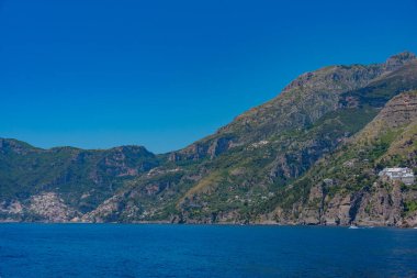 İtalya 'daki Costiera Amalfitana sahili panorama manzarası.