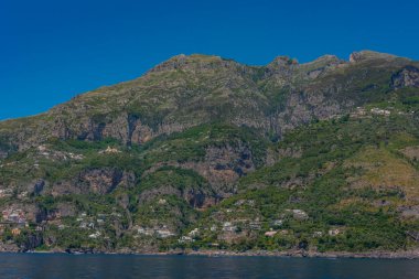 İtalya 'daki Costiera Amalfitana sahili panorama manzarası.
